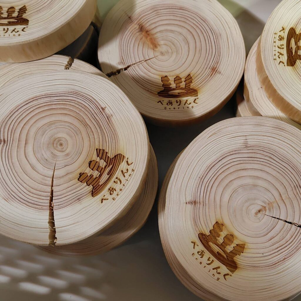 ノベルティグッズとして、レーザー彫刻でロゴ入れ